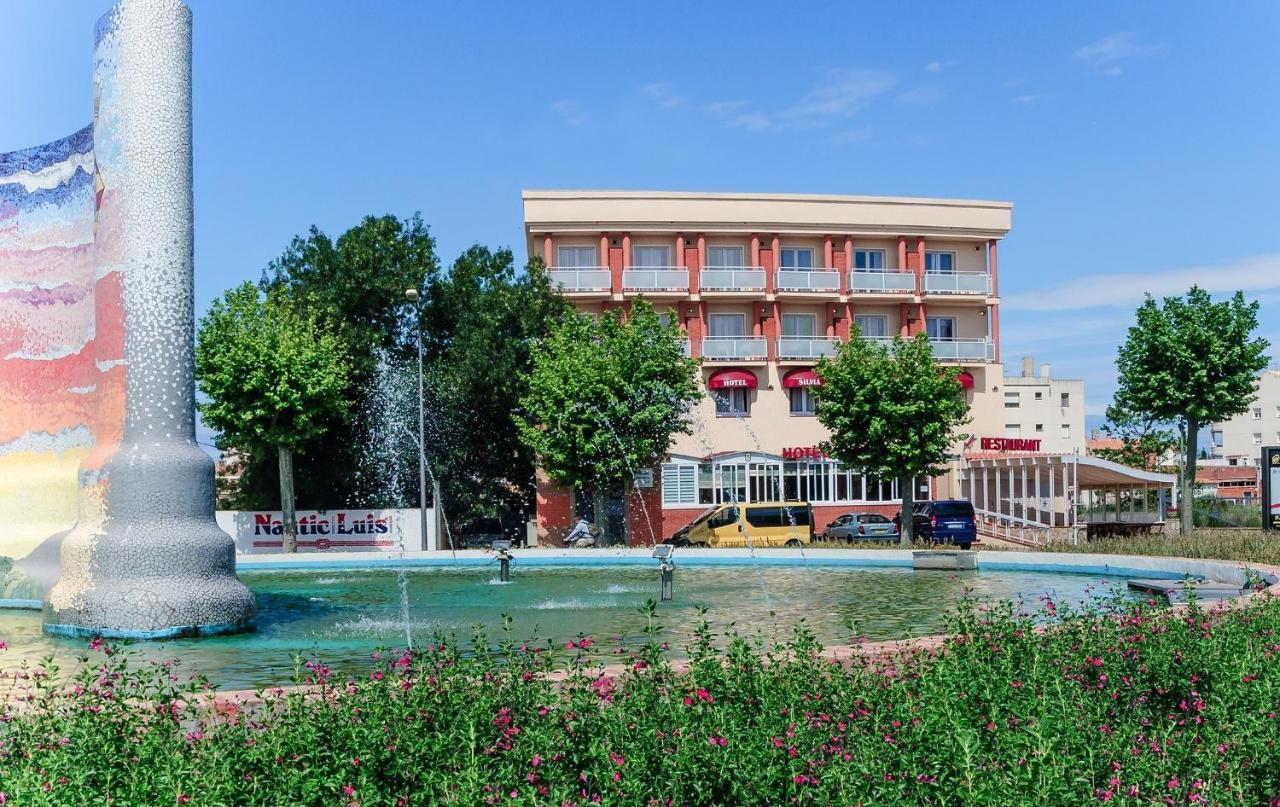 Hotel Silvia Empuriabrava Bagian luar foto