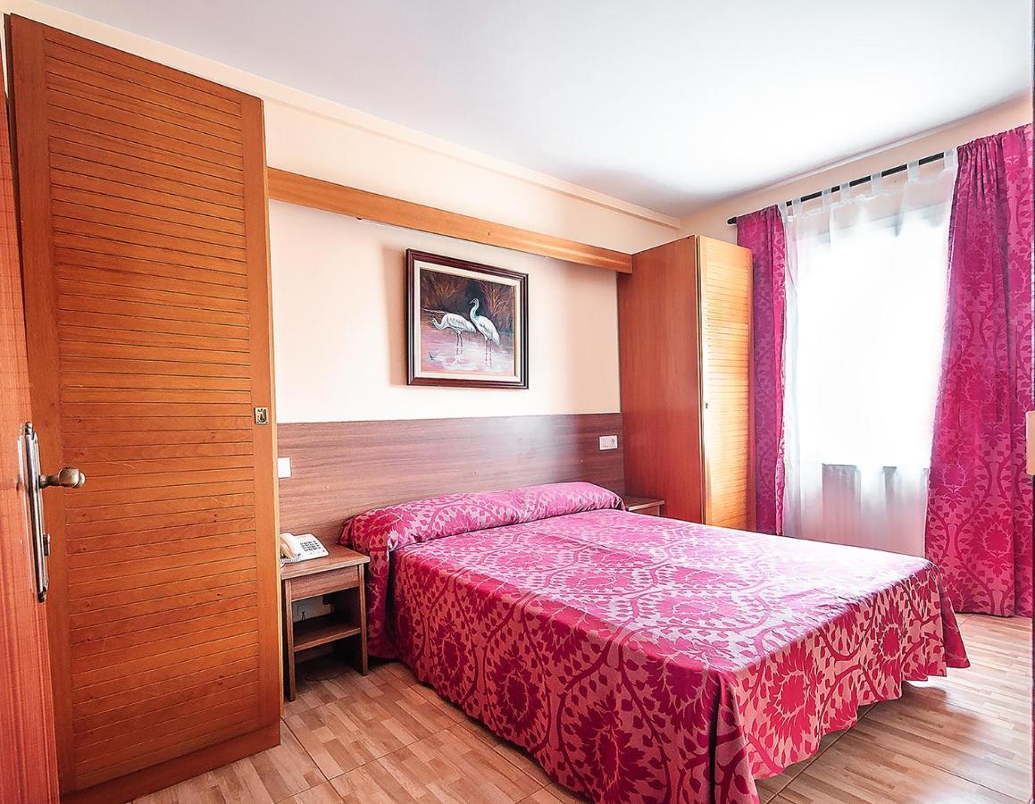 Hotel Silvia Empuriabrava Bagian luar foto