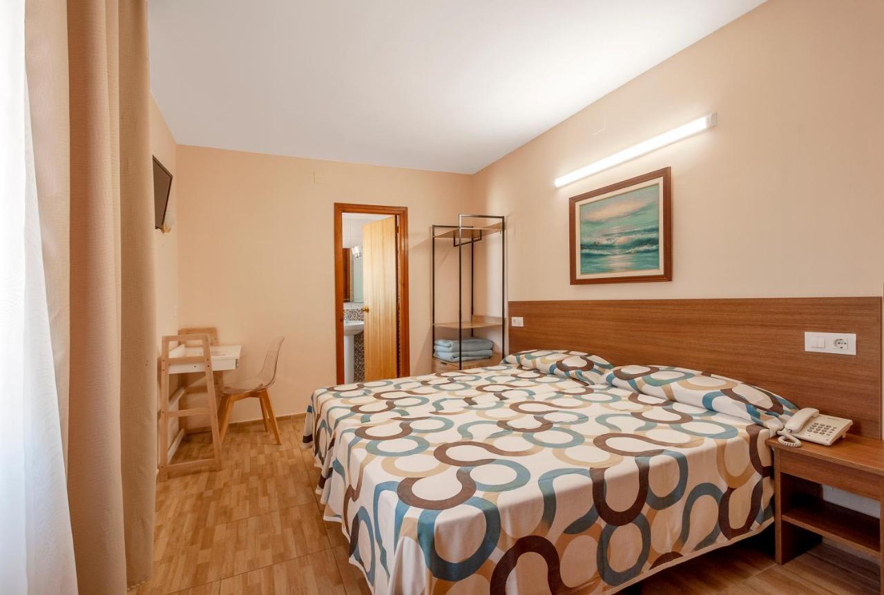 Hotel Silvia Empuriabrava Bagian luar foto