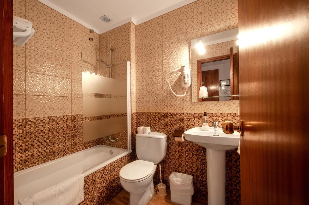 Hotel Silvia Empuriabrava Bagian luar foto