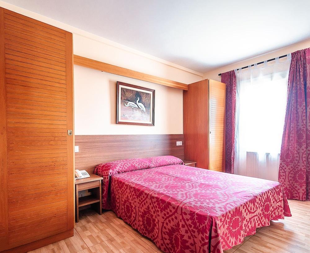 Hotel Silvia Empuriabrava Bagian luar foto