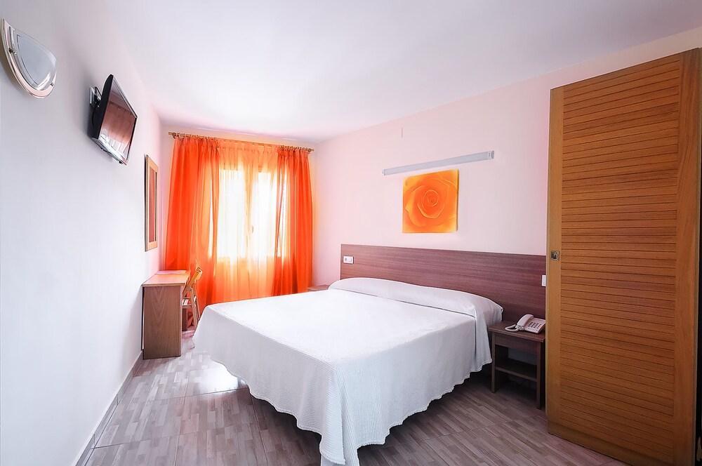 Hotel Silvia Empuriabrava Bagian luar foto