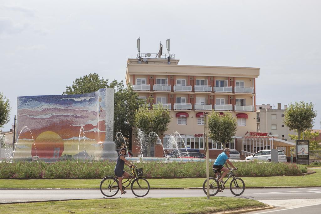 Hotel Silvia Empuriabrava Bagian luar foto