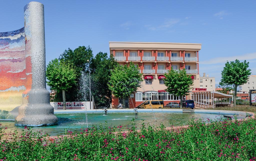 Hotel Silvia Empuriabrava Bagian luar foto