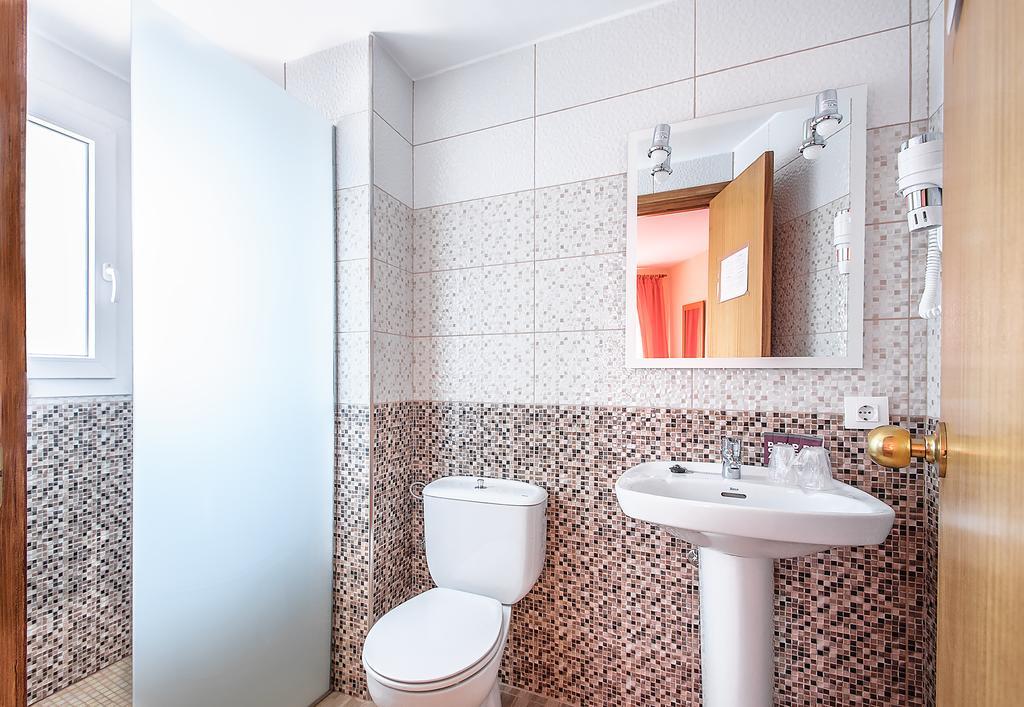 Hotel Silvia Empuriabrava Bagian luar foto